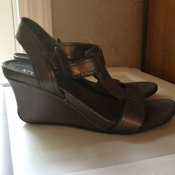 Kenneth Cole Reaction metallic wedge sandals - Picture 2 of 2